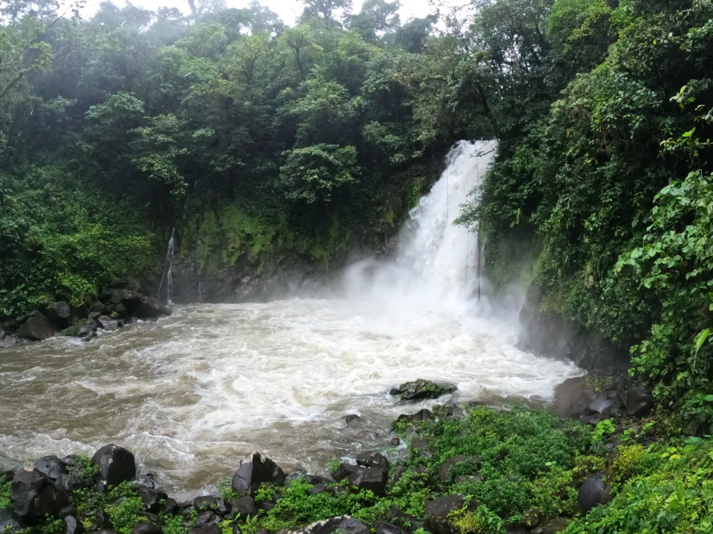 lugares imprescindibles costa rica Rio Celeste y los teñideros